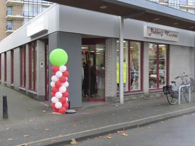 902784 Gezicht op de winkelpui van de nieuwe winkel van Bakkerij Wammes in het winkelcentrum aan het Smaragdplein te ...